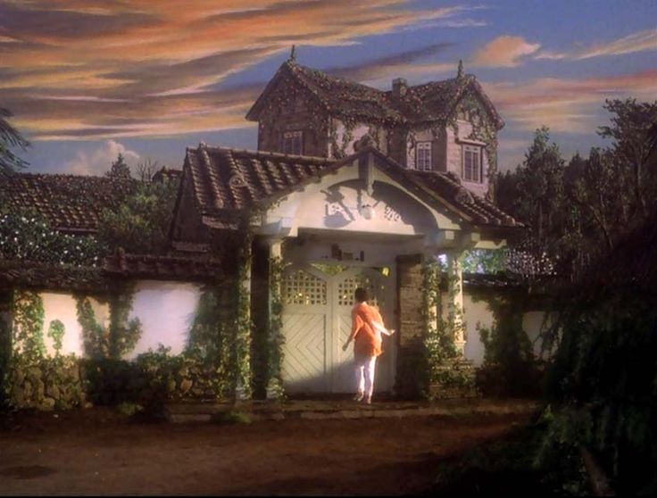 Which Japanese horror film features a piano that devours one of its victims?